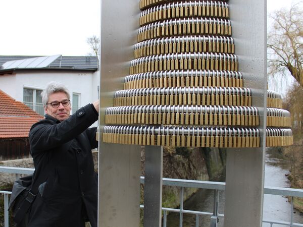 Künstler Christian Hinz am Glockenturm-Kunstwerk in der Freisinger Straße