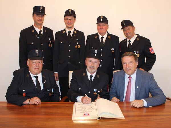 Kommandant Jürgen Mesz, der Vorsitzende Karl Patzelt und Oberbürgermeister Max Gotz (vorne, von links) sowie Schriftführer Martin Lex, der 2. Kommandant Michael Neumaier, Kassier Martin Zehetmair und der stv. Vorsitzende Max Tauber (hinten, von links)