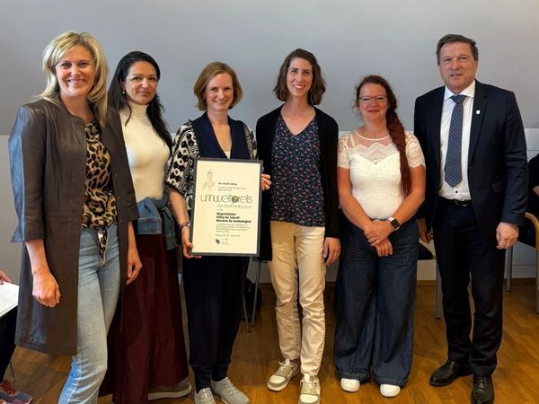 Oberbürgermeister Max Gotz (rechts) zeichnet Mitglieder des Zukunft-Netzwerks "Nachhaltigkeit" mit dem Umweltpreis der Stadt aus.