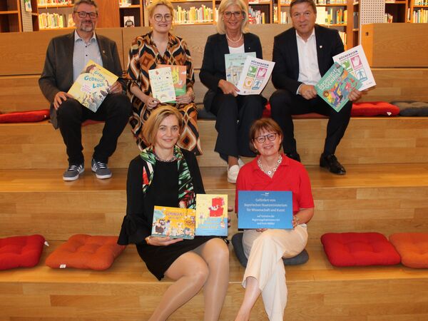 Bartholomäus Aiglstorfer, Dr. Claudia Maria Pecher (Sankt Michaelsbund), Staatsministerin Ulrike Scharf und Oberbürgermeister Max Gotz (hinten, von links) sowie Sabine Adolph und Ingrid Müller-Heß (vorne, von links) freuen sich über der Zuschuss.