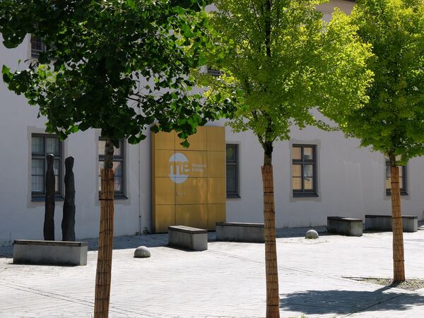Eingangsbereich des Museums Erding mit Bäumen