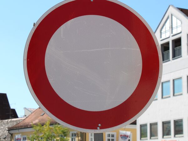 Verkehrsschild "Durchfahrt verboten" in der Erdinger Innenstadt