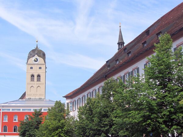 Das Erdinger Rathaus mit dem Stadtturm im Hintergrund.