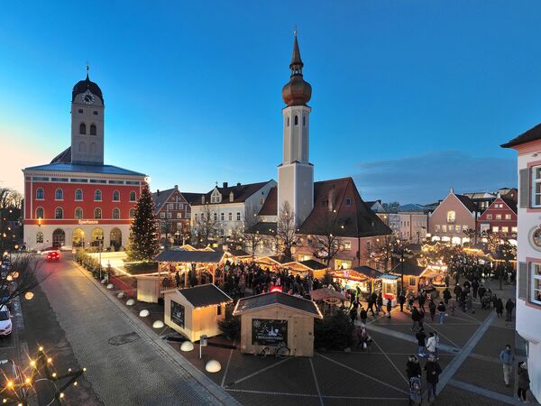 Überblick über den Christkindlmarkt von der Landshuter Straße aus