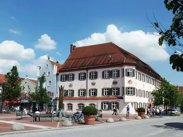 Blick auf das Rathaus vom Schrannenplatz aus
