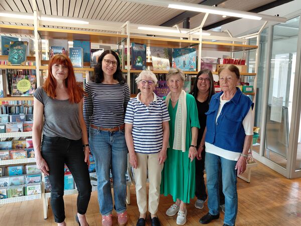 Zum Team der Stadtteilbücherei gehören (von links) Eva Klatte, Hanna Bauer, Helga Lemberger, Marianne Rusche, Bettina Ber und Gisela Kaiser. Martina Krahulikova fehlt.