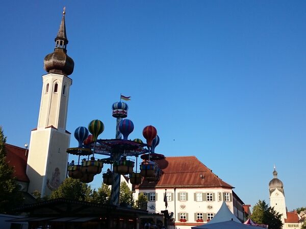 Das Fahrgeschäft Montgolfiere beim Erdinger Altstadtfest auf dem Schrannenplatz.