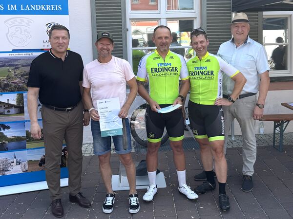 Oberbürgermeister Max Gotz (links) und der stellvertretende Landrat Hans Wiesmaier (rechts) mit den Gewinnern.