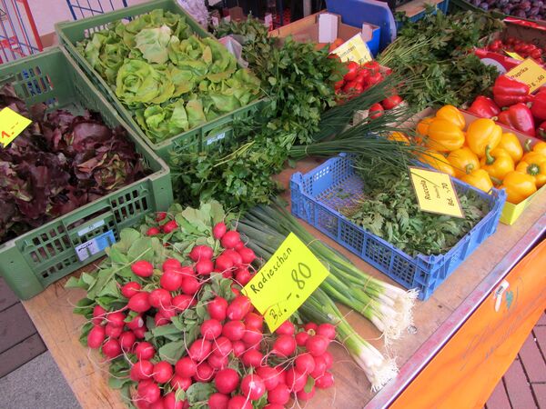 Marktstand mit Gemüse in Kisten