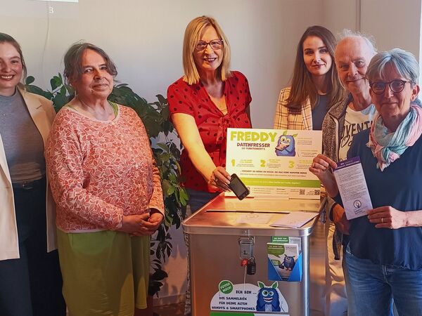 Julia Kamm (Stadt Erding), Karin Fengler-Mensah und Inge Goss-Schwarzenberg („Klettham kommt zusammen“), Teodora Terescenco (Stadt Erding), Wolfgang Böcker („Klettham kommt zusammen“) und Quartiersmanagerin Anne Ackermann (von links)