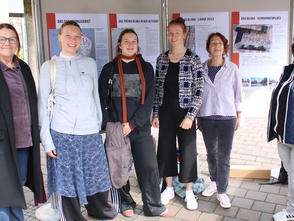 Sandra Zimmermann, Sigrid Ziesel und Leonie Weis von den Büros Die Stadtentwickler und WGF Landschaft (von rechts) sowie Isabell Lücke (Stadt Erding/links) diskutieren am Infostand mit zwei Besucherinnen über die Altstadt.