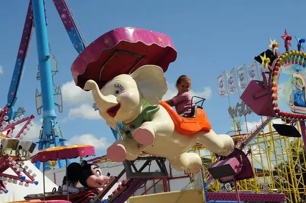 Kinderfahrgeschäft auf dem Herbstfest