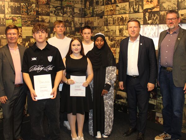 Amtsleiter Bartholomäus Aiglstorfer und Oberbürgermeister Max Gotz (von rechts) sowie Schulreferent Benedikt Hogt (links) zeichneten Cedric Hueber, Maximilian Karl, Lisa Krückl, Berat Hein und Sumeya Abdiquadir Buraale (von links) aus.