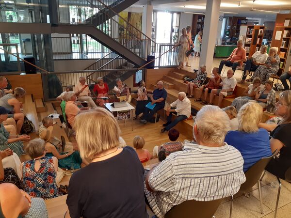 Der Literaturclub (unten) liest vor Publikum in der Stadtbücherei.