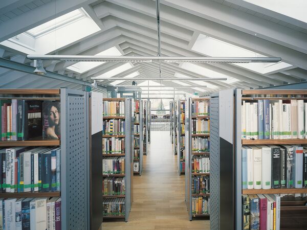 Buchregale in der Stadtbücherei