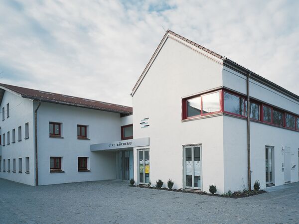 Blick auf das Gebäude der Stadtbücherei