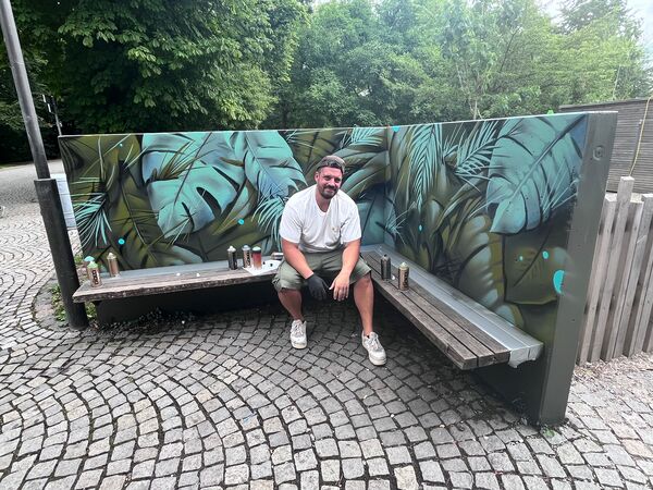 Daniel Westermeier vor seinem Kunstwerk.