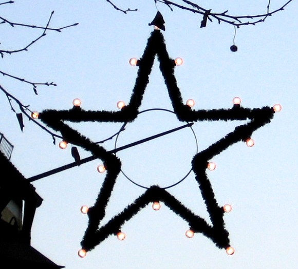 Straßenbeleuchtung in Form eines Weihnachtssterns