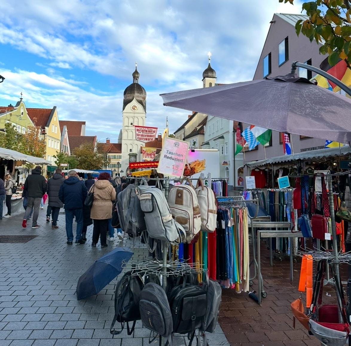 Reihe mit Marktständen vor dem Schönen Turm