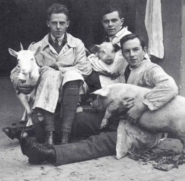 Franz Xaver Stahl mit Kollegen der Tiermalklasse und einigen Modell-Tieren.