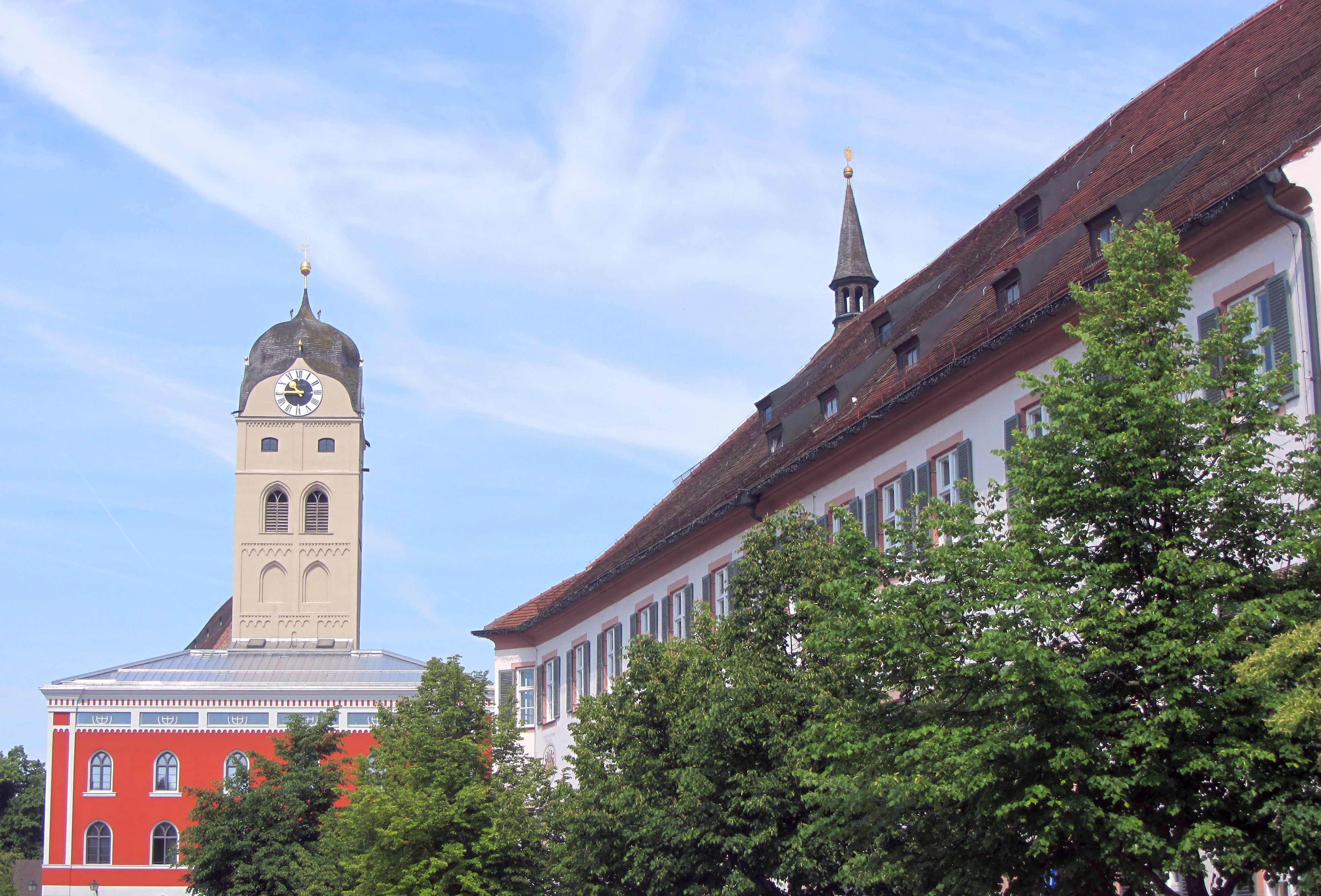 Das Erdinger Rathaus mit dem Stadtturm im Hintergrund.