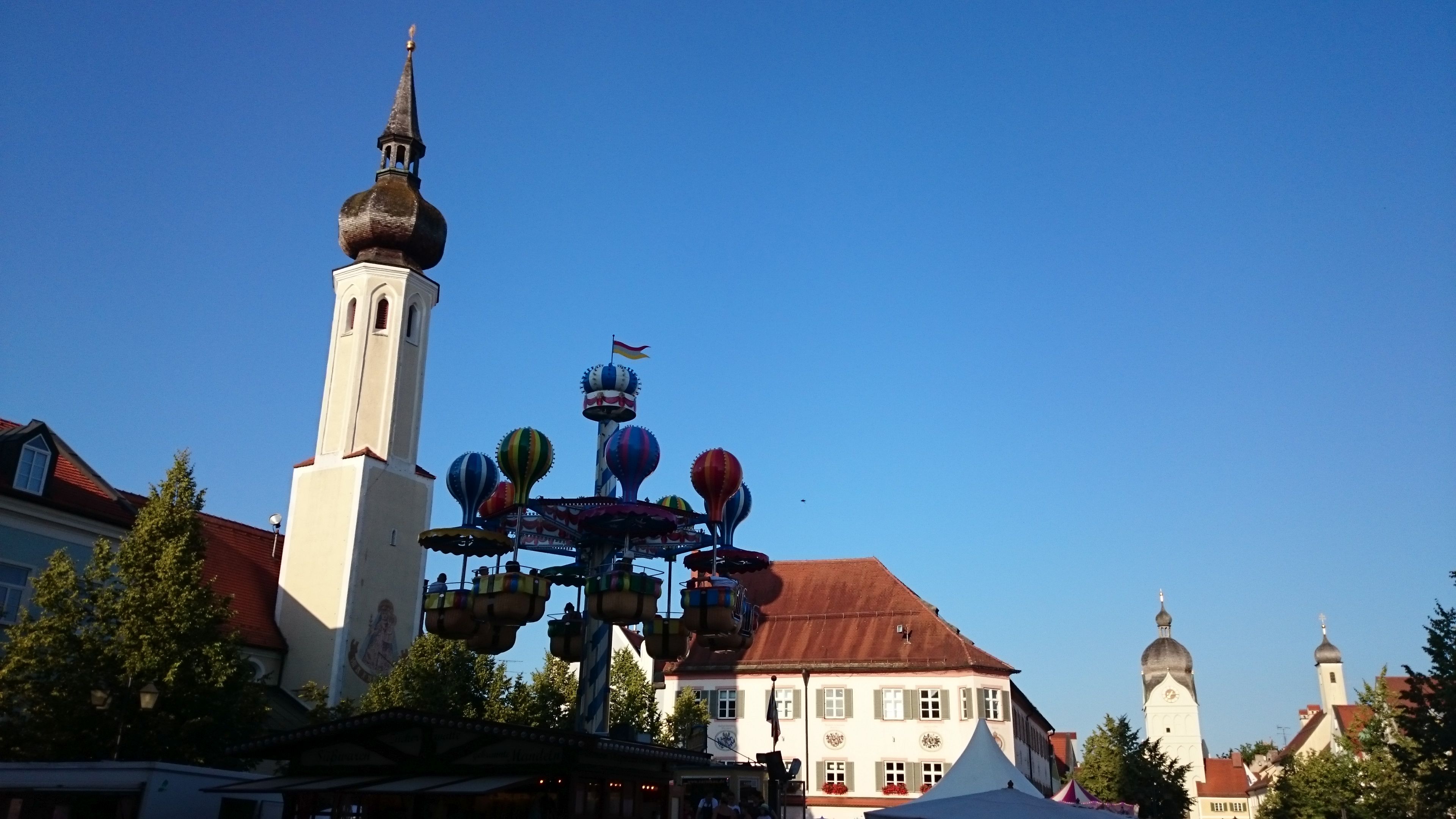 Das Fahrgeschäft Montgolfiere beim Erdinger Altstadtfest auf dem Schrannenplatz.