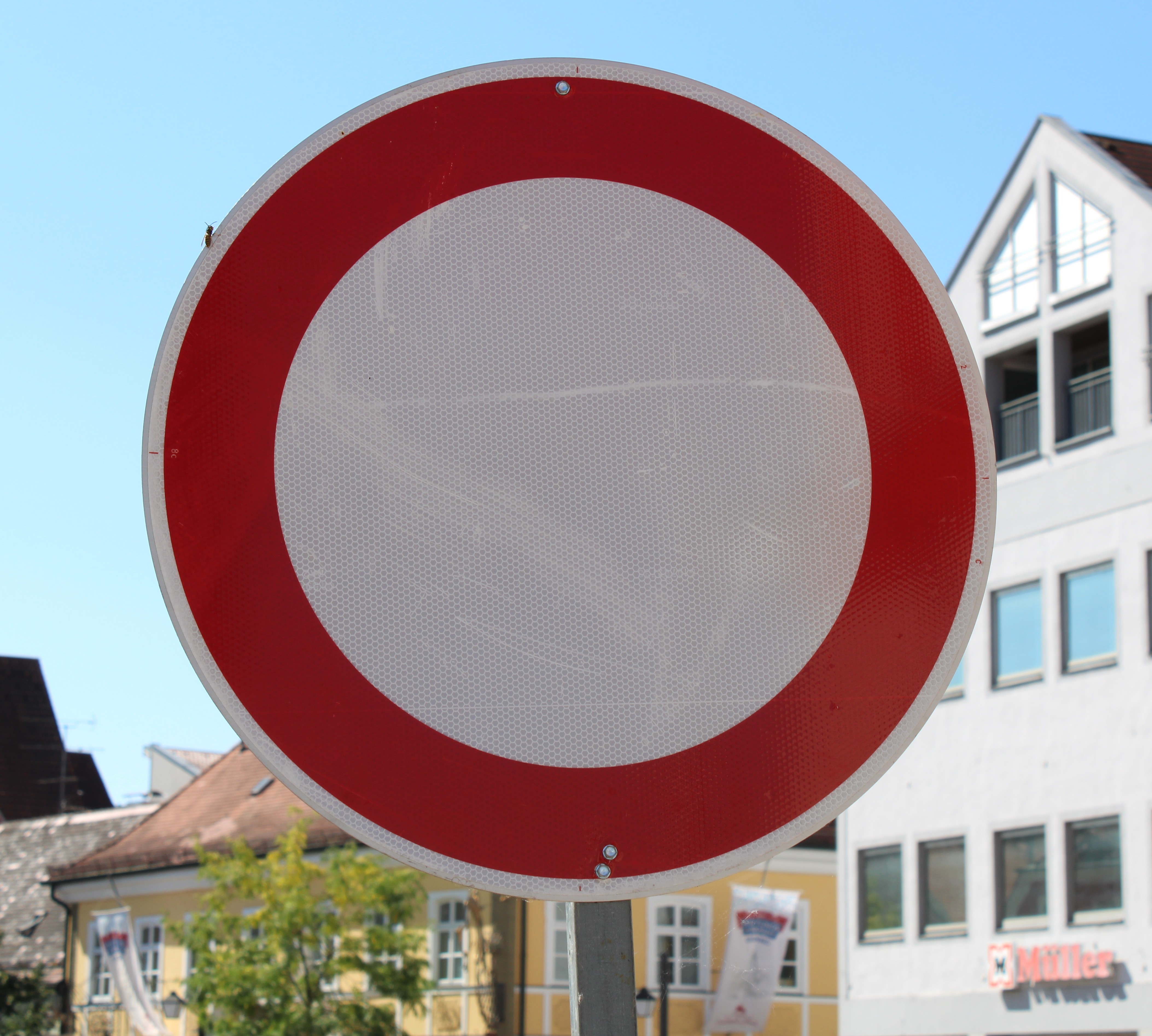 Verkehrsschild "Durchfahrt verboten" in der Erdinger Innenstadt