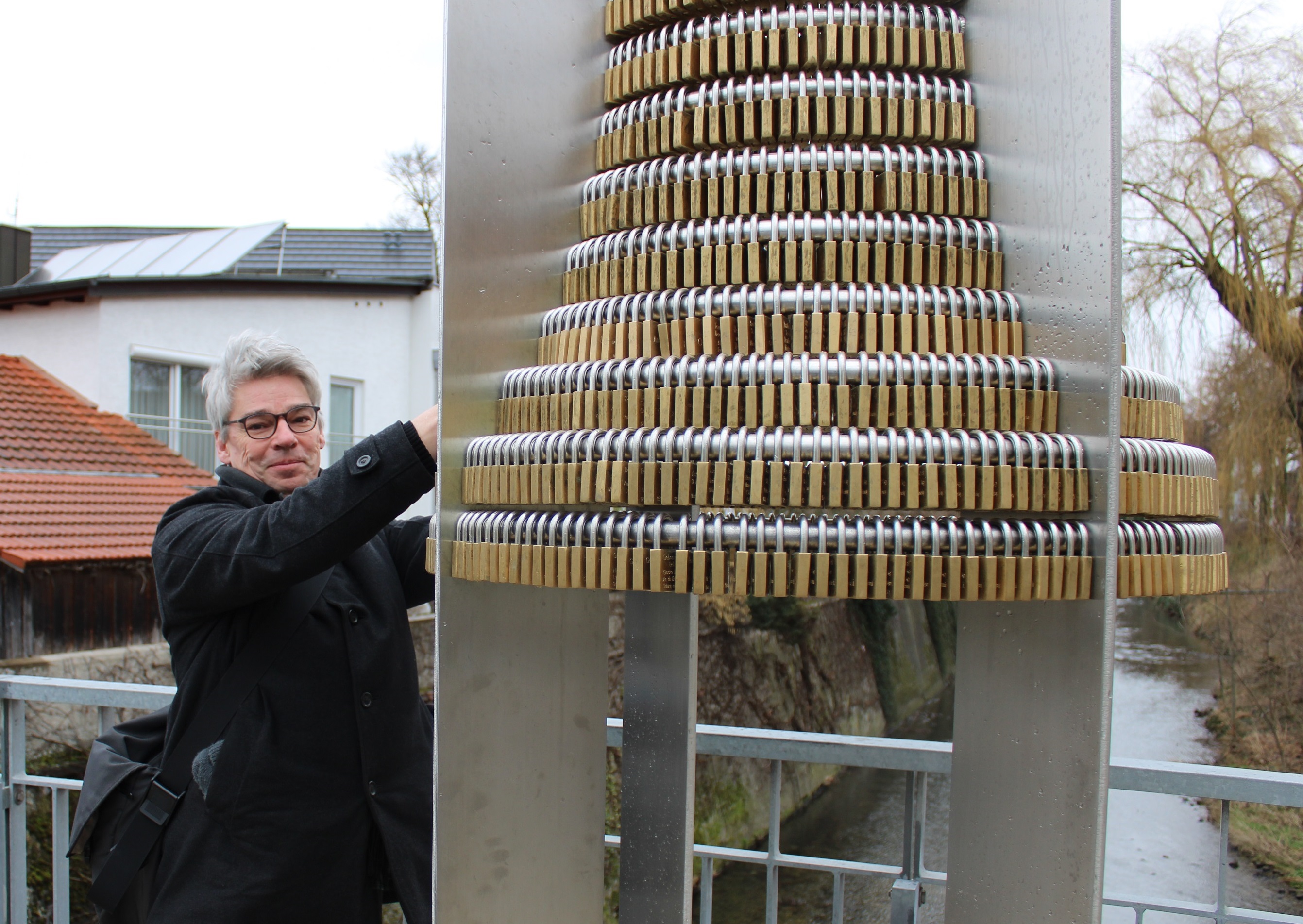 Künstler Christian Hinz am Glockenturm-Kunstwerk in der Freisinger Straße