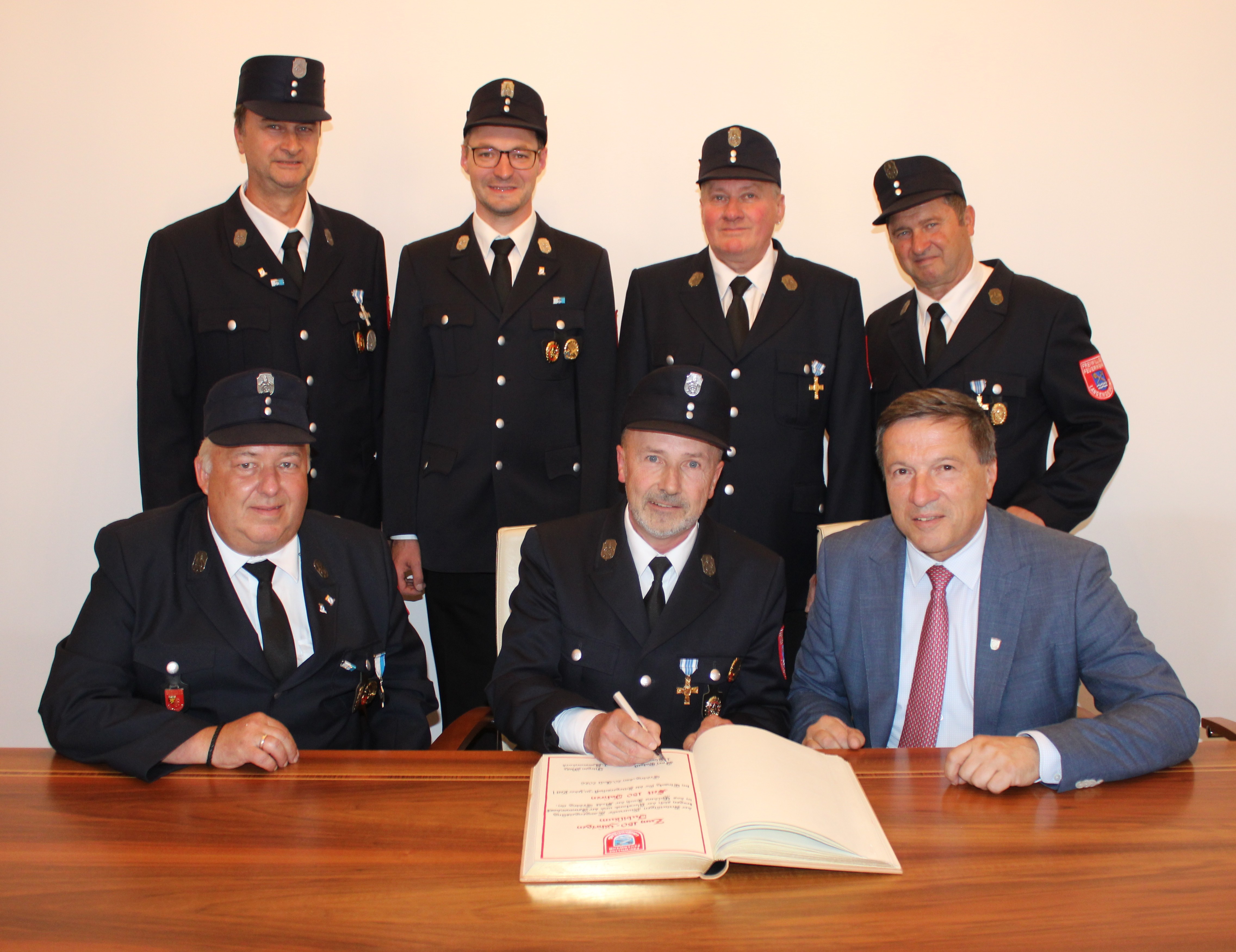 Kommandant Jürgen Mesz, der Vorsitzende Karl Patzelt und Oberbürgermeister Max Gotz (vorne, von links) sowie Schriftführer Martin Lex, der 2. Kommandant Michael Neumaier, Kassier Martin Zehetmair und der stv. Vorsitzende Max Tauber (hinten, von links)