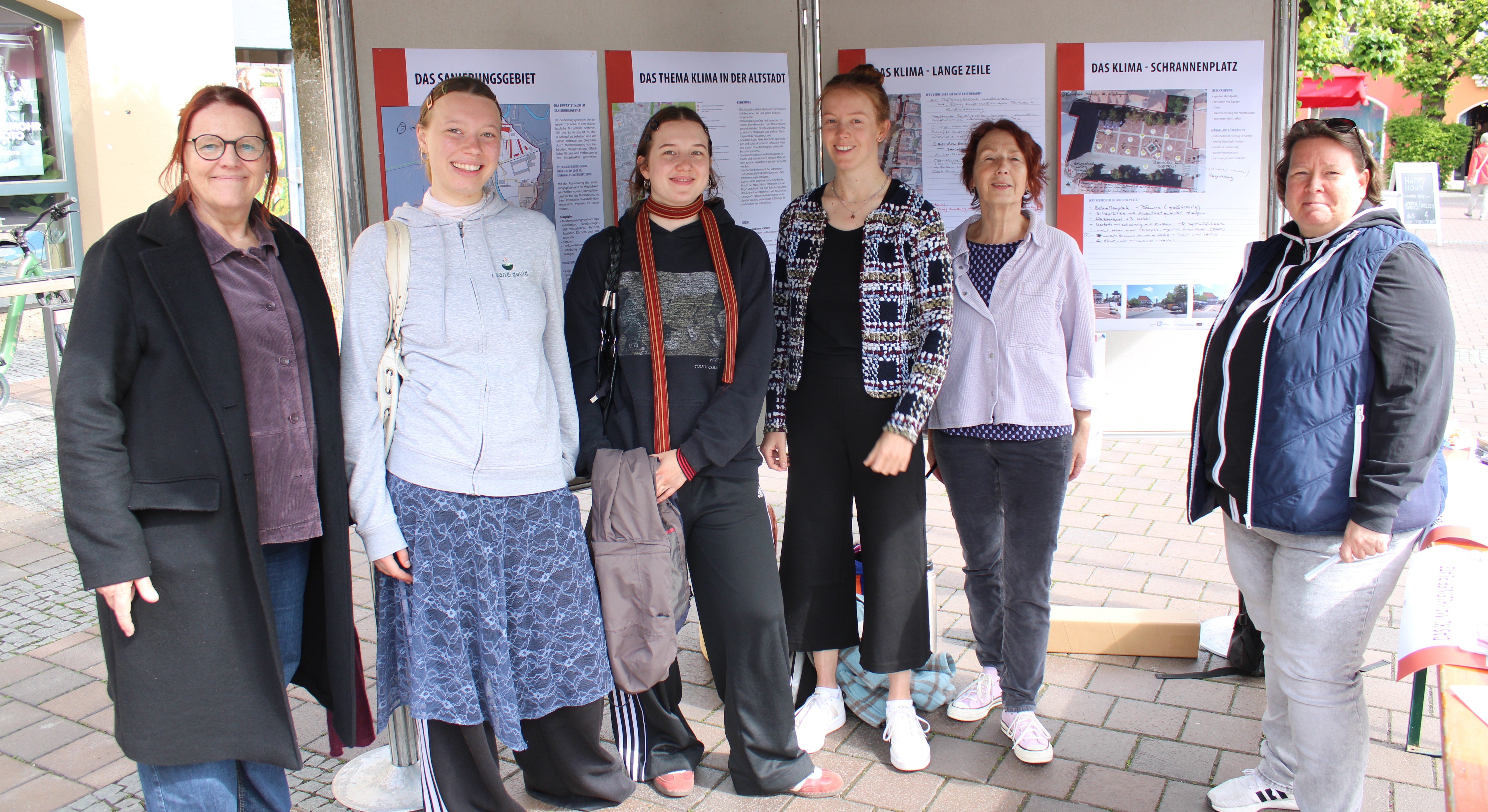 Sandra Zimmermann, Sigrid Ziesel und Leonie Weis von den Büros Die Stadtentwickler und WGF Landschaft (von rechts) sowie Isabell Lücke (Stadt Erding/links) diskutieren am Infostand mit zwei Besucherinnen über die Altstadt.