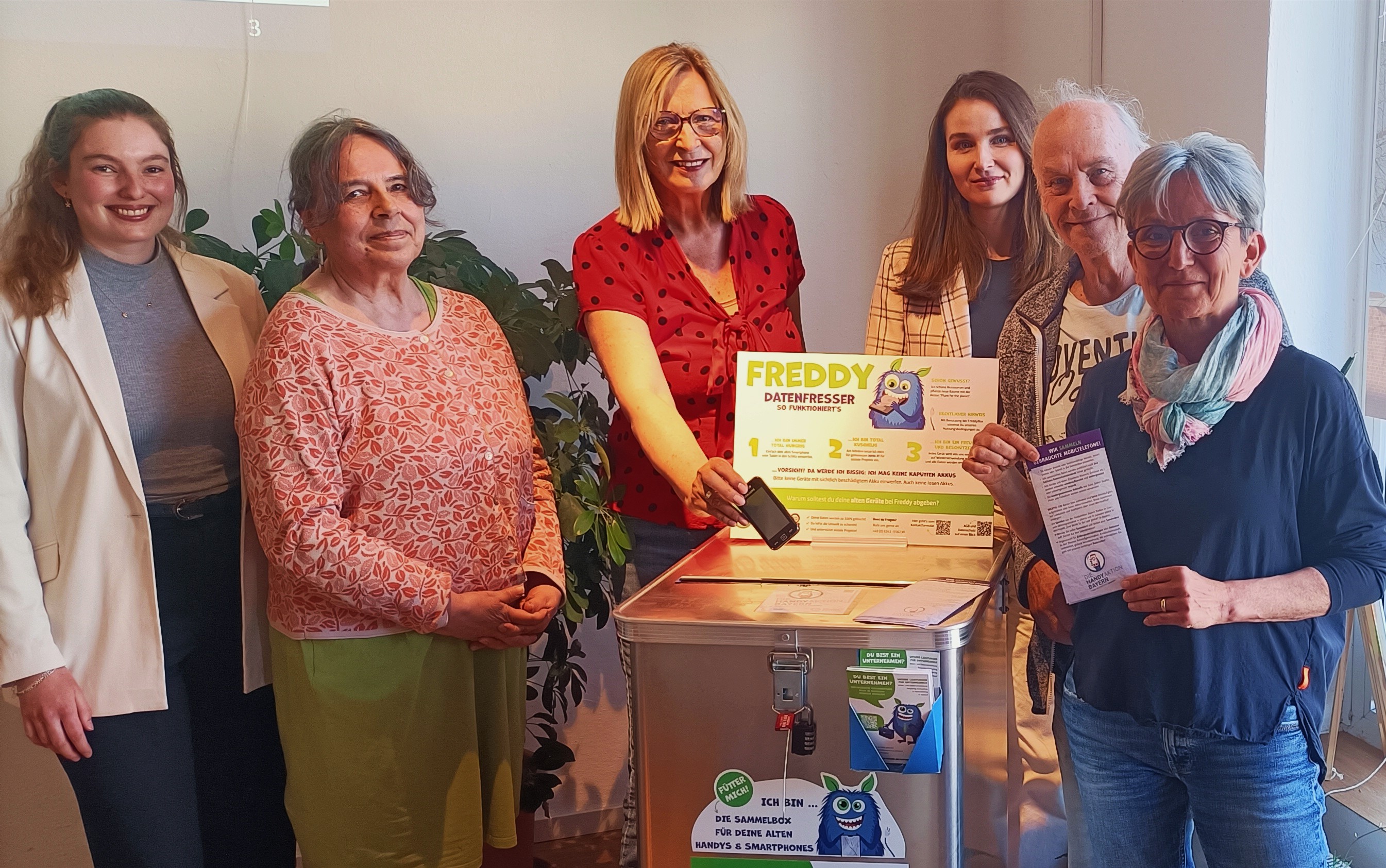 Julia Kamm (Stadt Erding), Karin Fengler-Mensah und Inge Goss-Schwarzenberg („Klettham kommt zusammen“), Teodora Terescenco (Stadt Erding), Wolfgang Böcker („Klettham kommt zusammen“) und Quartiersmanagerin Anne Ackermann (von links)