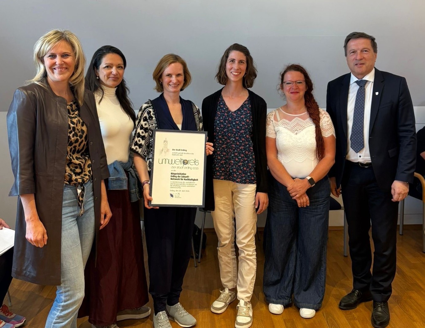Oberbürgermeister Max Gotz (rechts) zeichnet Mitglieder des Zukunft-Netzwerks "Nachhaltigkeit" mit dem Umweltpreis der Stadt aus.
