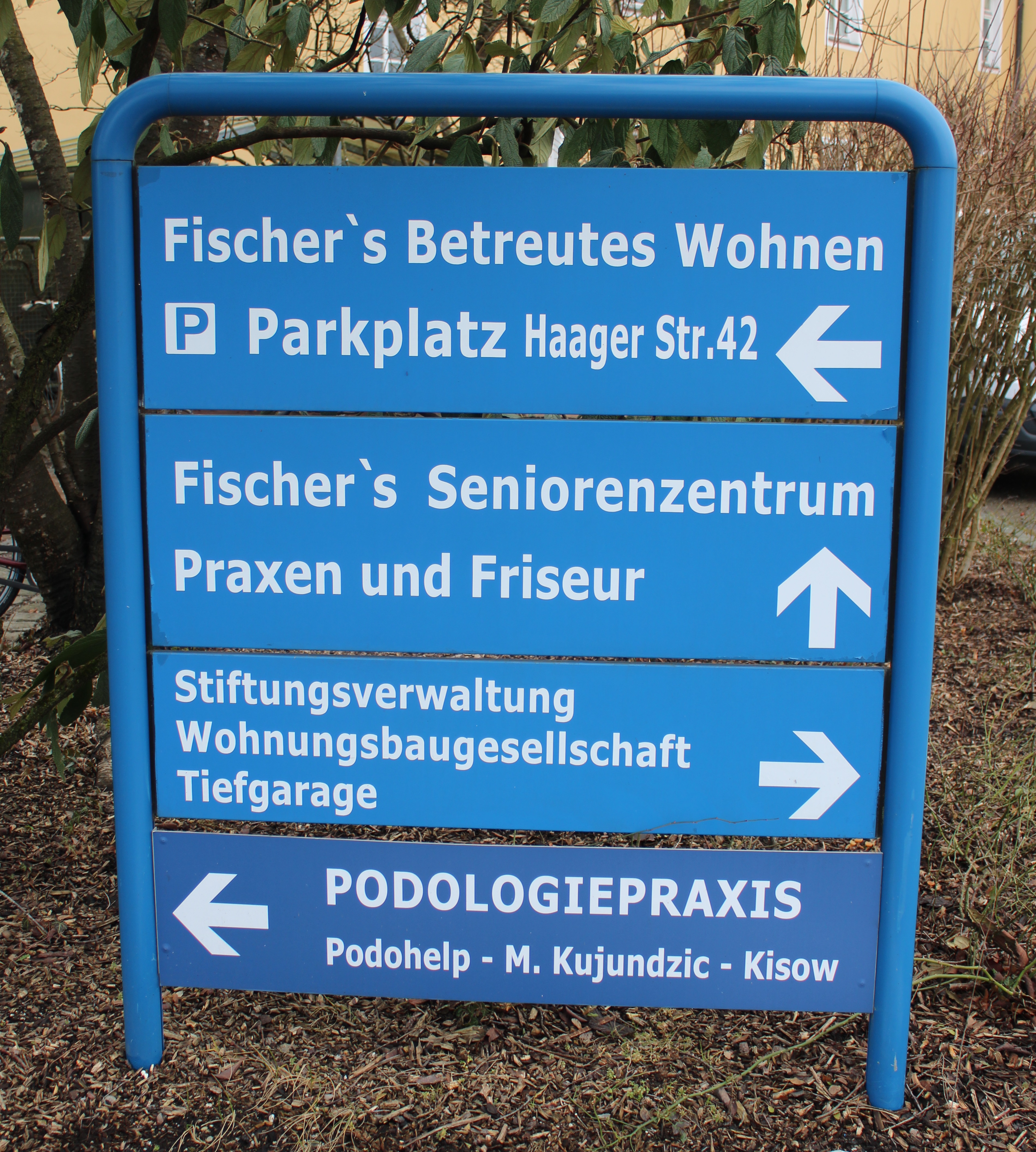 Wegweiser zu den einzelnen Gebäuden in Fischer's Seniorenzentrum.